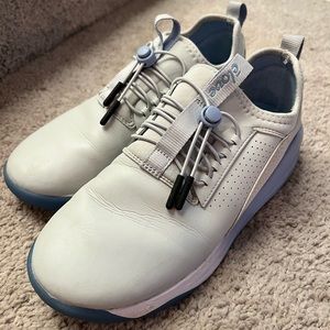 Clove shoes for healthcare